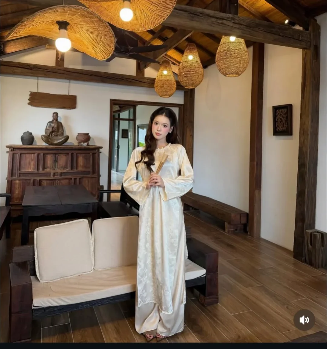 Photo 5 of Áo dài lụa kem thêu hoa truyền thống