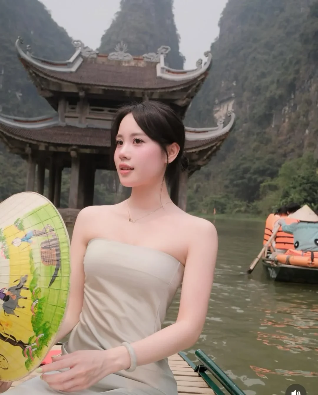 Photo 9 of Đầm ống quây lụa be nhạt thanh lịch nữ