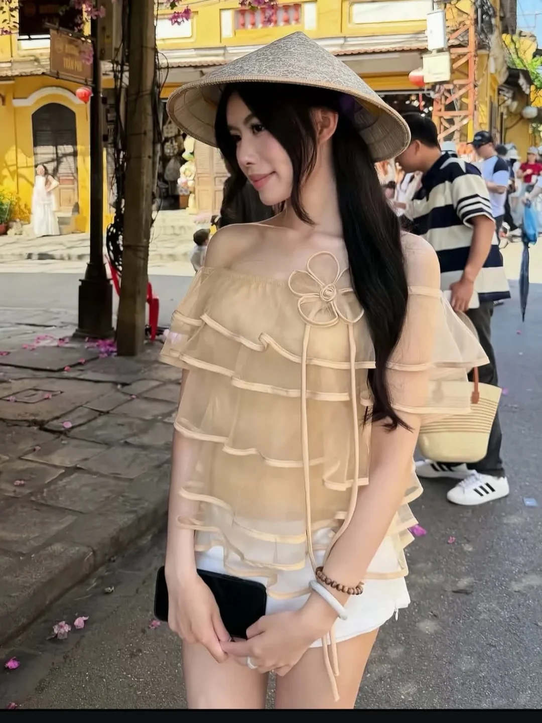 Photo 1 of Áo voan trễ vai bèo nhún màu be nữ