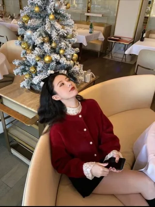 Ảnh 3 của Cardigan lông đỏ nút ngọc trai nữ