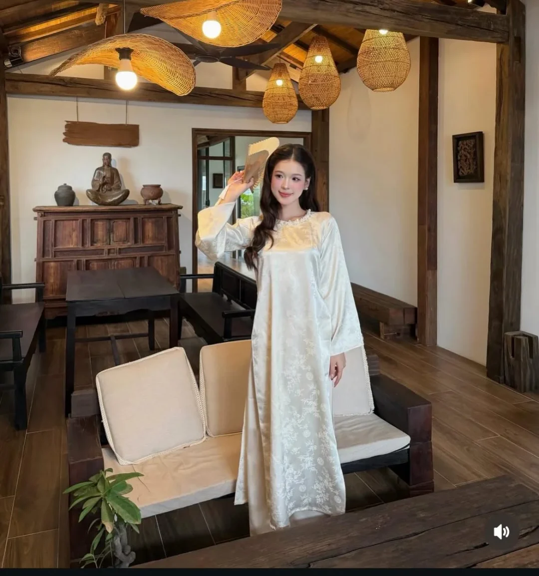 Photo 9 of Áo dài lụa kem thêu hoa truyền thống