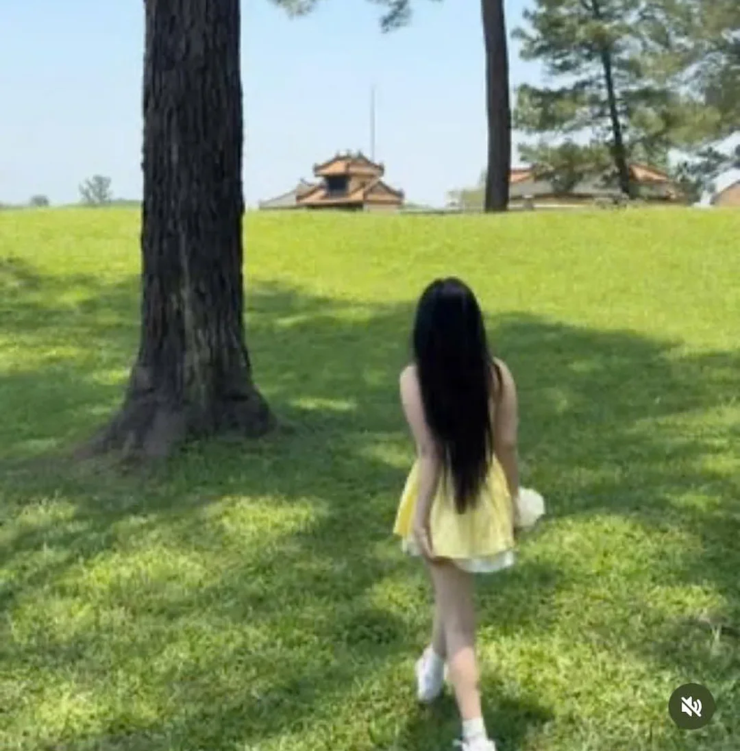 Photo 5 of Váy ngắn vàng hai dây ren trắng