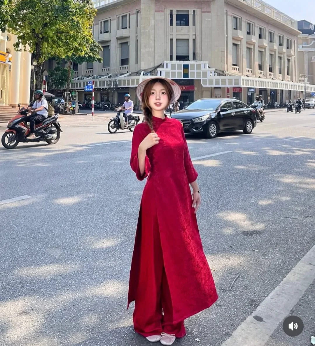 Photo 1 of Áo dài nhung đỏ nữ truyền thống