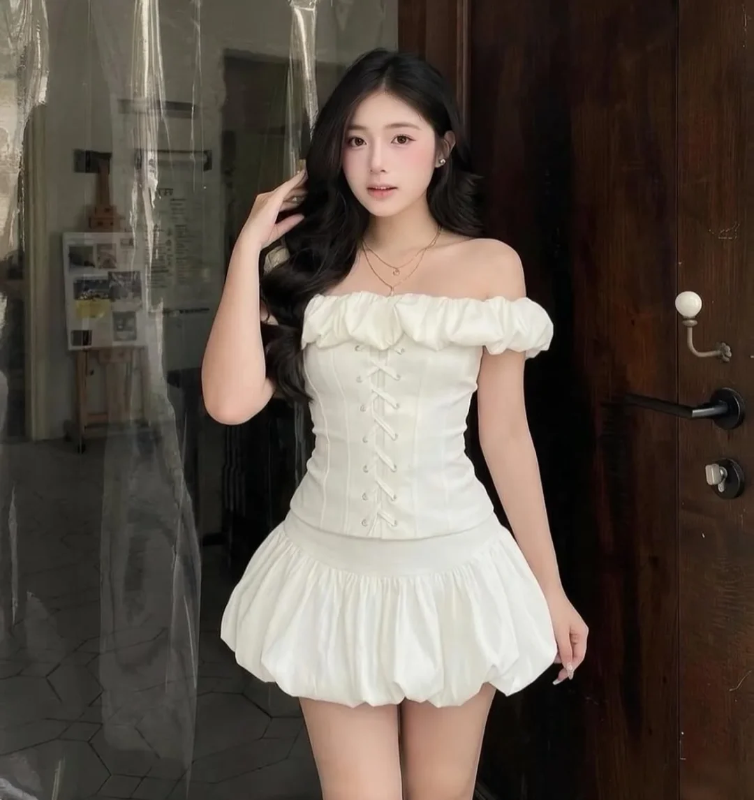 Ảnh 1 của Set áo corset trắng vai trễ kèm chân váy ngắn