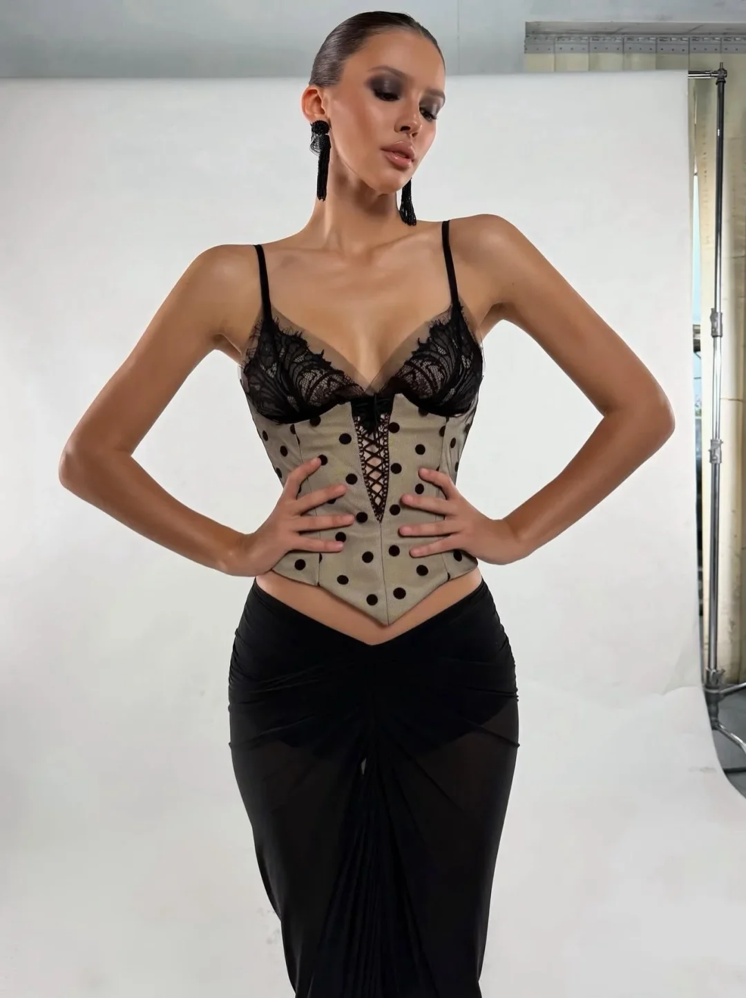 Ảnh 3 của Corset ren chấm bi be và chân váy dài đen