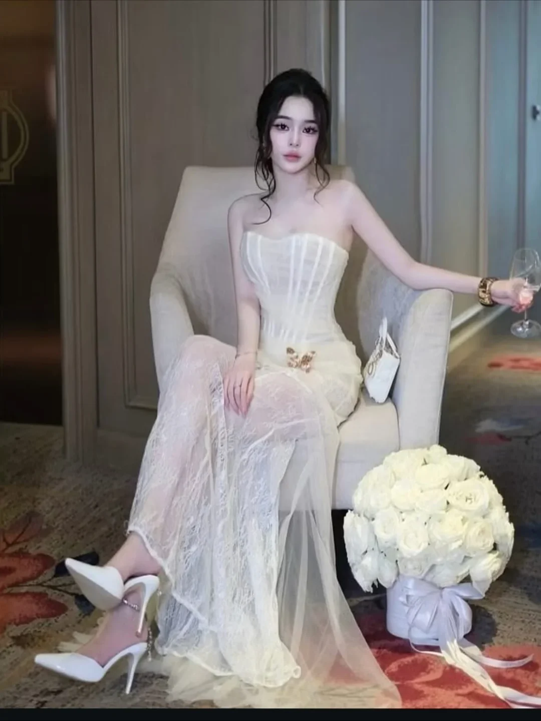 Photo 3 of Đầm cúp ngực ren vàng nhạt nữ