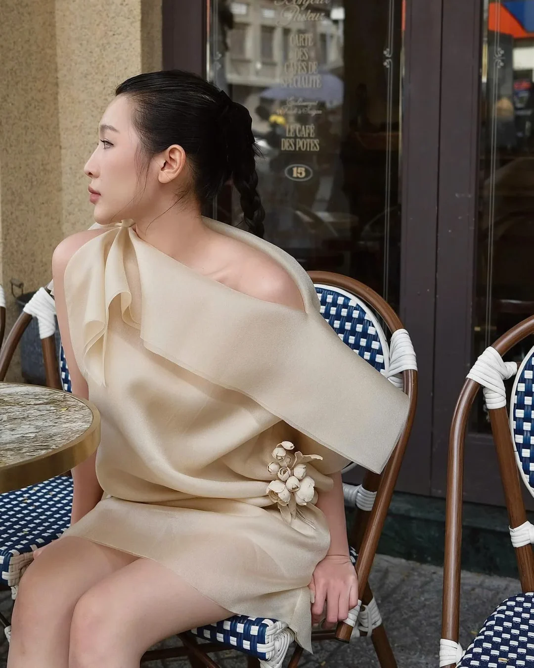 Photo 3 of Váy tiệc lụa kem trễ vai H2B