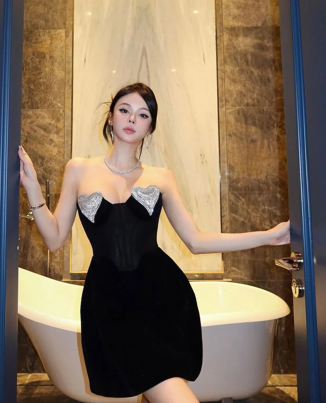Photo 1 of Đầm mini nhung đen Léger bodycon