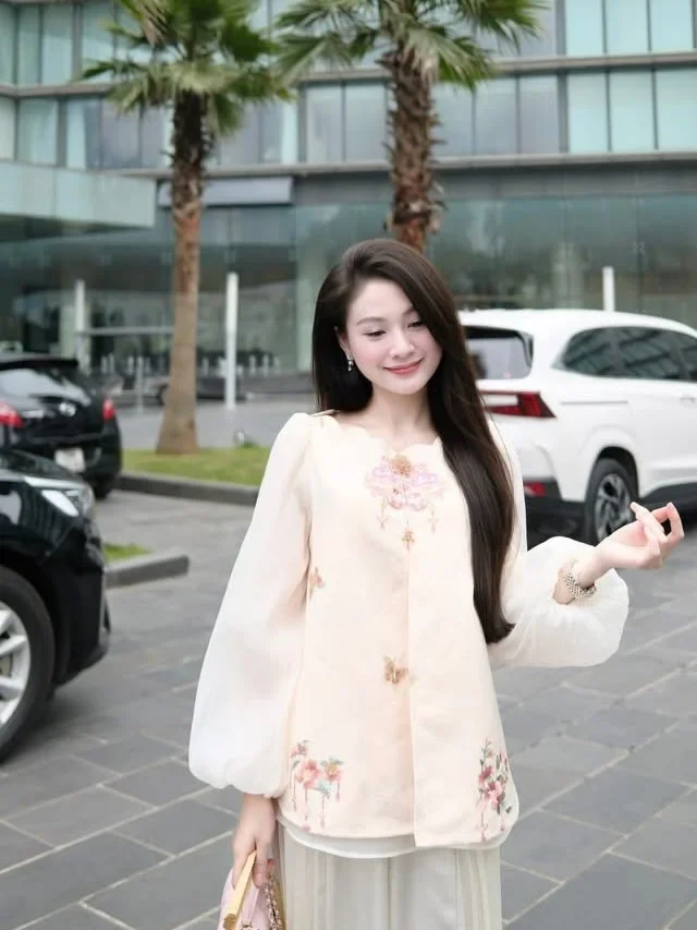 Ảnh 5 của Set áo quần thêu hoa nữ trắng kem