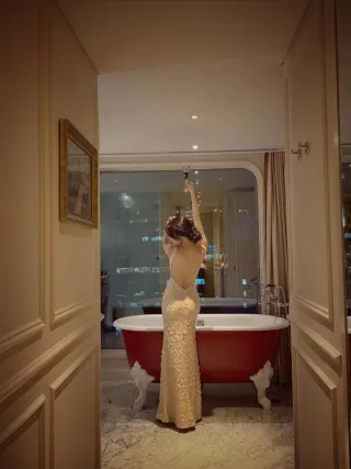 Photo 1 of Váy dạ hội ren hoa kem hở lưng nữ