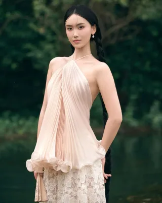 Ảnh 2 của Set áo yếm ren be nhạt nữ thanh lịch