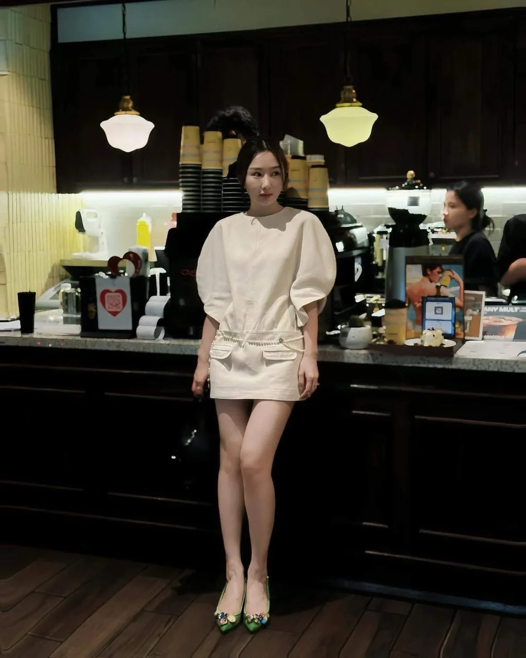 Photo 2 of Đầm suông tay phồng linen kem H2B