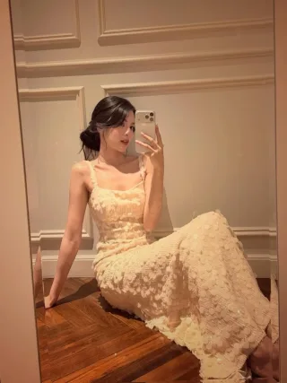 Photo 2 of Váy dạ hội ren hoa kem hở lưng nữ