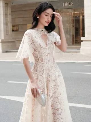 Ảnh 1 của Váy ren trắng kem dài tay loe Jennie Choo