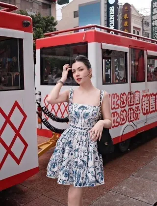 Ảnh 2 của Váy mini hai dây họa tiết hoa nữ