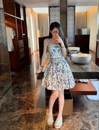 Ảnh 1 của Váy mini hai dây họa tiết hoa nữ