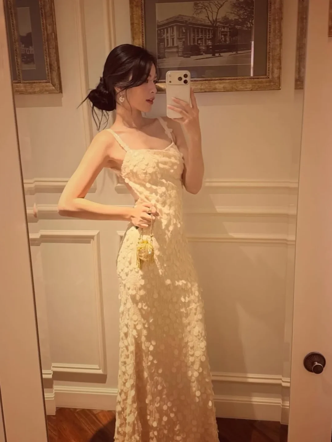 Photo 3 of Váy dạ hội ren hoa kem hở lưng nữ