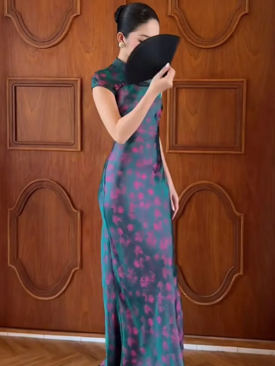 Photo 3 of Áo dài lụa xanh lá họa tiết hoa Felixx