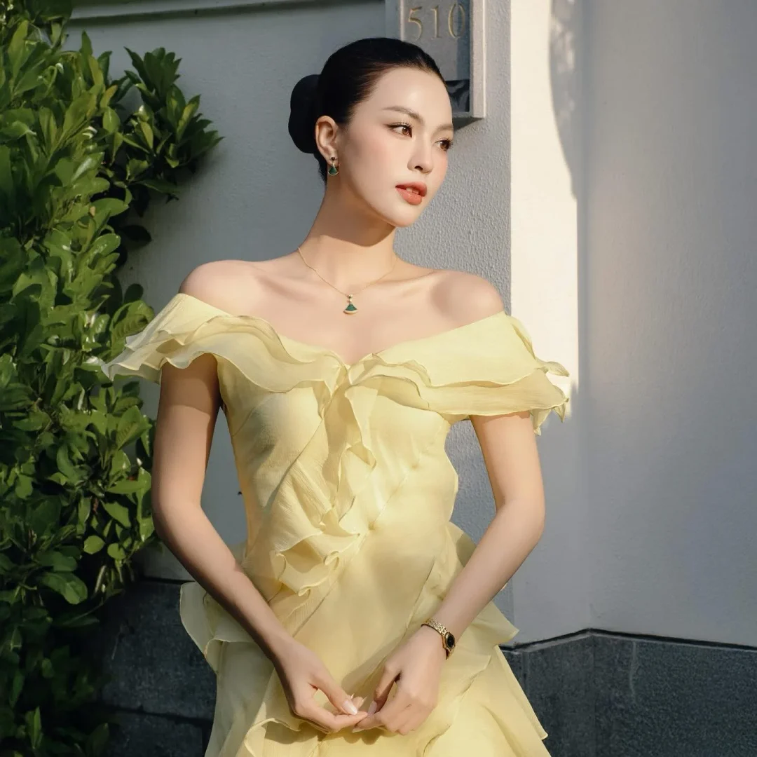 Photo 1 of Váy dự tiệc trễ vai ruffle vàng nhạt NAN