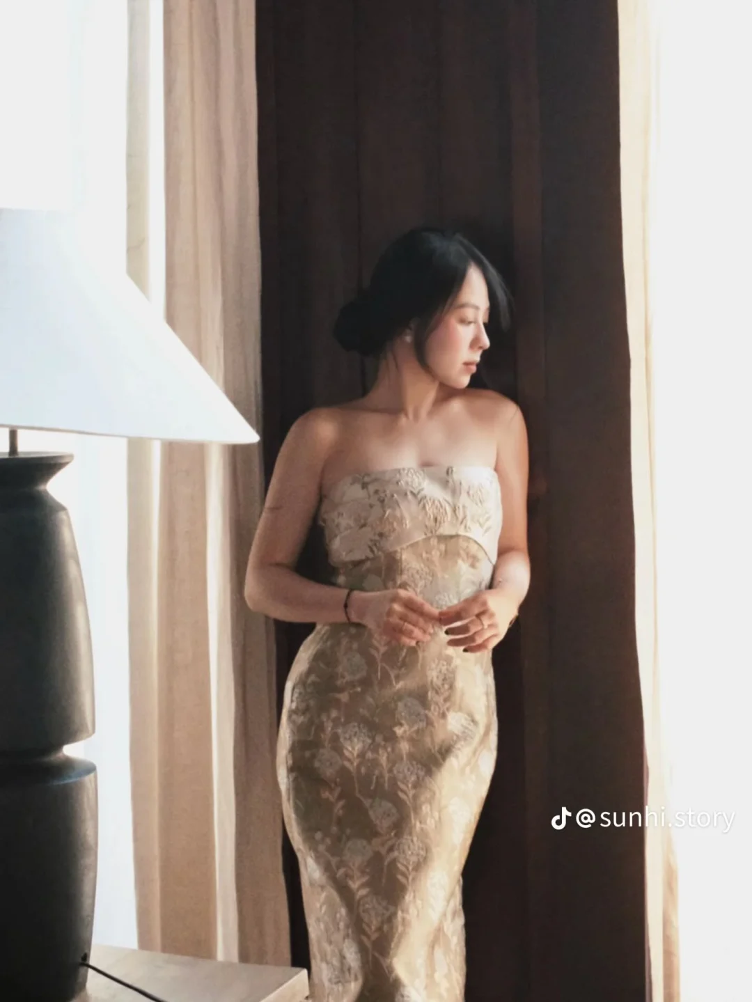 Ảnh 2 của Đầm maxi ren hoa văn be nữ