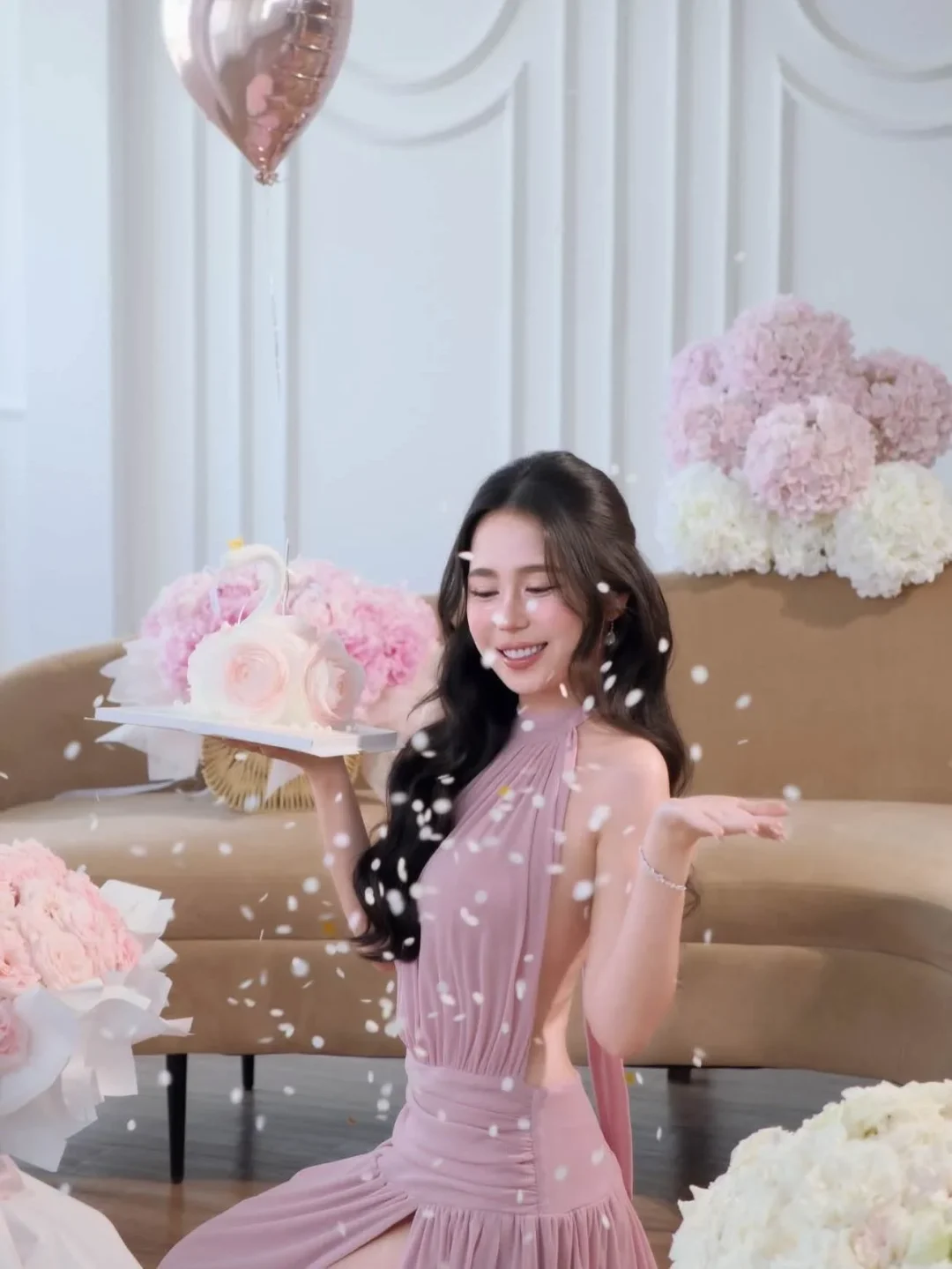 Ảnh 2 của Đầm maxi hồng pastel hở lưng lụa Iamcoco