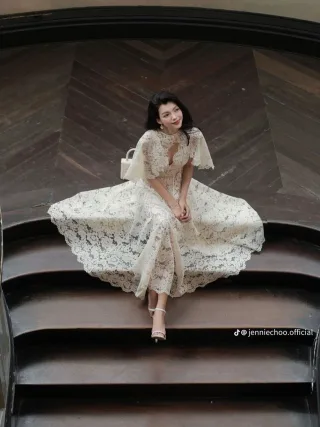 Ảnh 3 của Váy ren trắng kem dài tay loe Jennie Choo