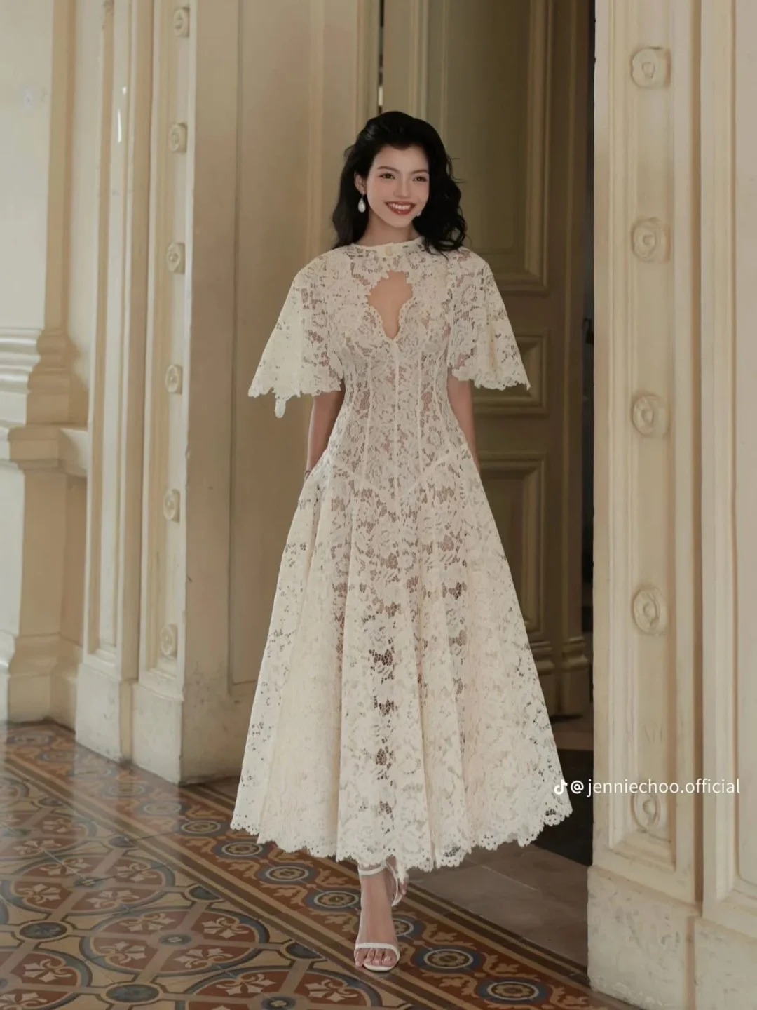 Ảnh 2 của Váy ren trắng kem dài tay loe Jennie Choo