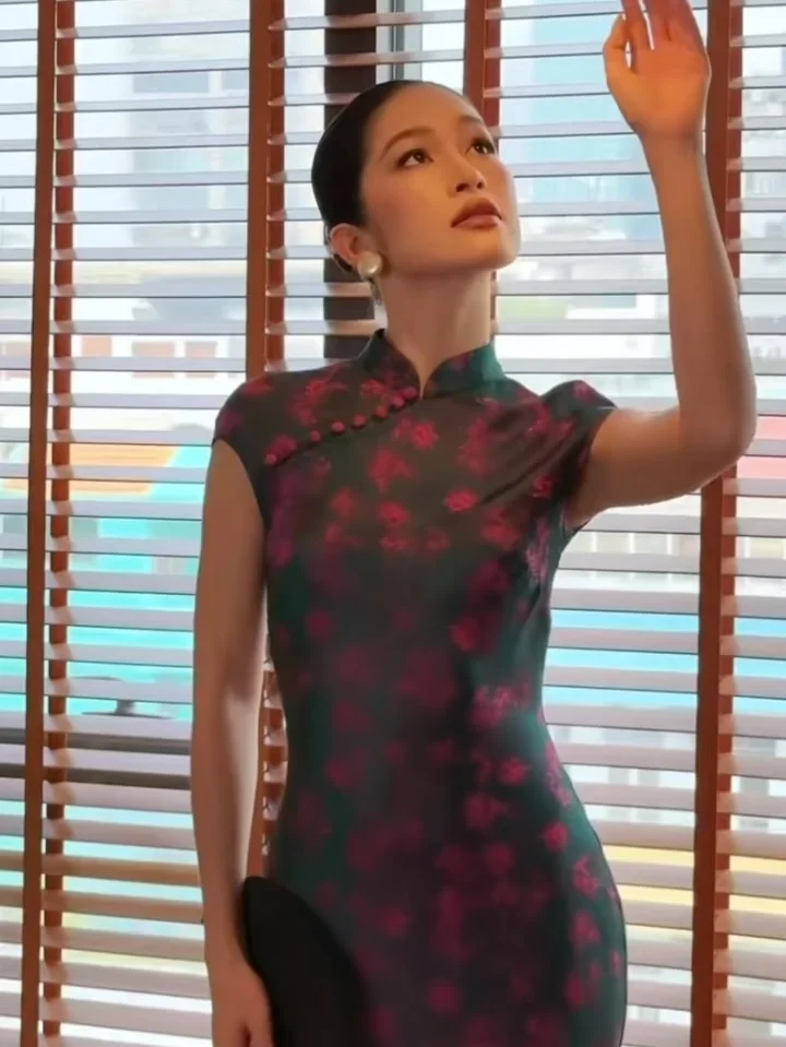 Photo 1 of Áo dài lụa xanh lá họa tiết hoa Felixx