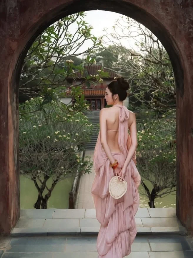 Photo 1 of Váy maxi hở lưng hồng pastel Laviger