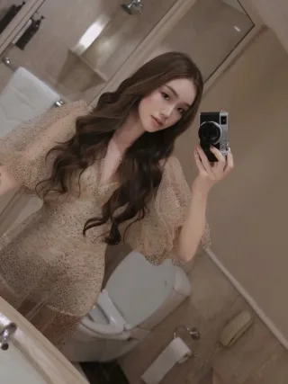 Photo 3 of Đầm dạ hội kim sa champagne lấp lánh