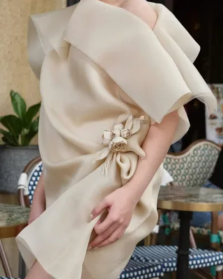 Photo 2 of Váy tiệc lụa kem trễ vai H2B