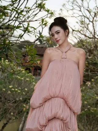 Photo 2 of Váy maxi hở lưng hồng pastel Laviger