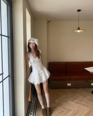 Ảnh 3 của Váy ngắn ren trắng Sassy Dress Trissy