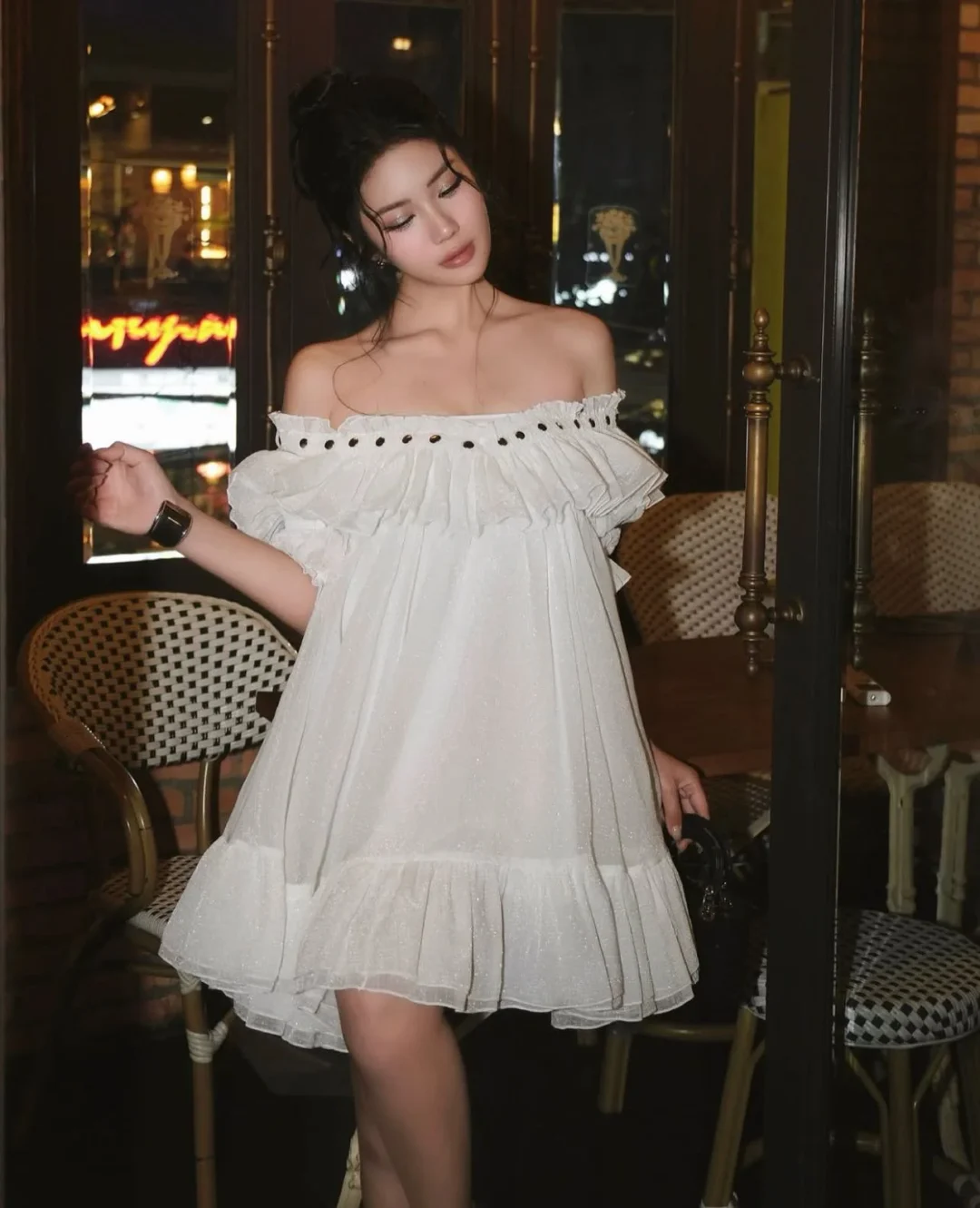 Photo 4 of Váy babydoll trắng trễ vai Jirene DT0030