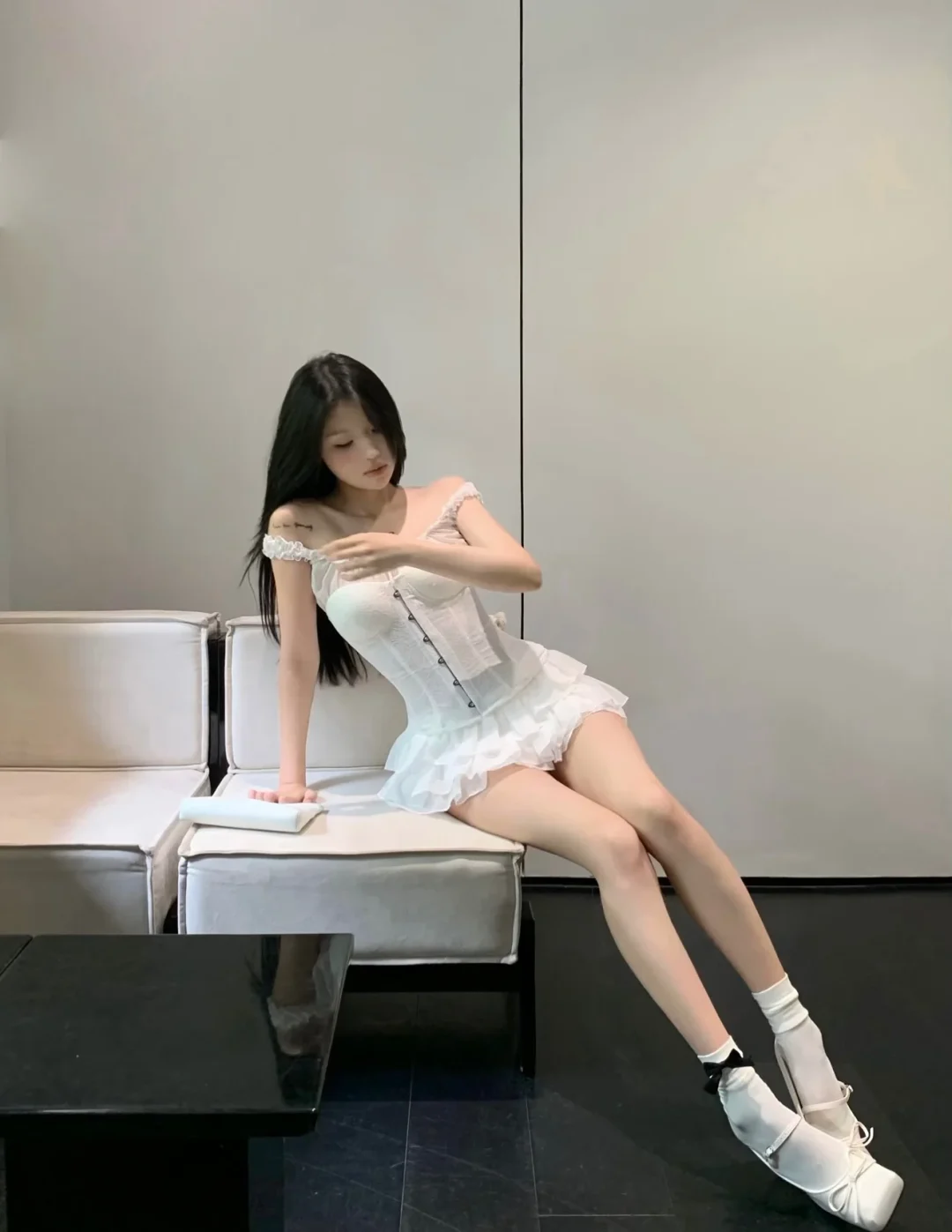 Photo 4 of Set áo corset chân váy trắng Million Lotus