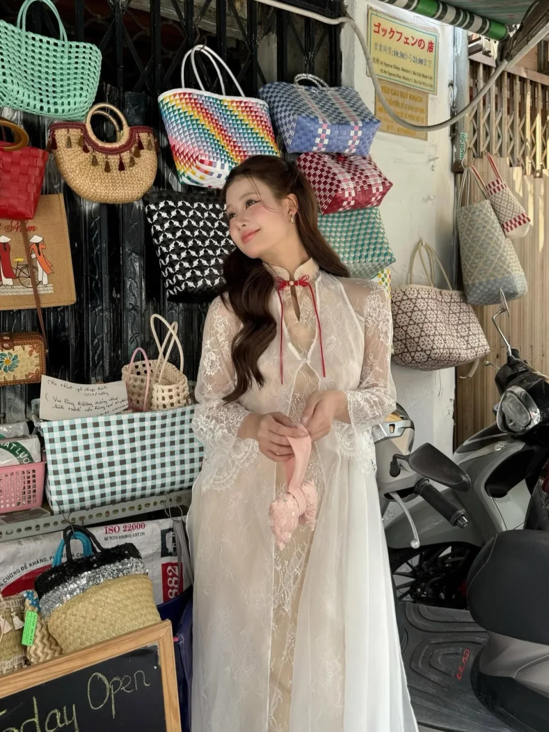 Photo 10 of Áo dài ren kem phối áo choàng voan nữ