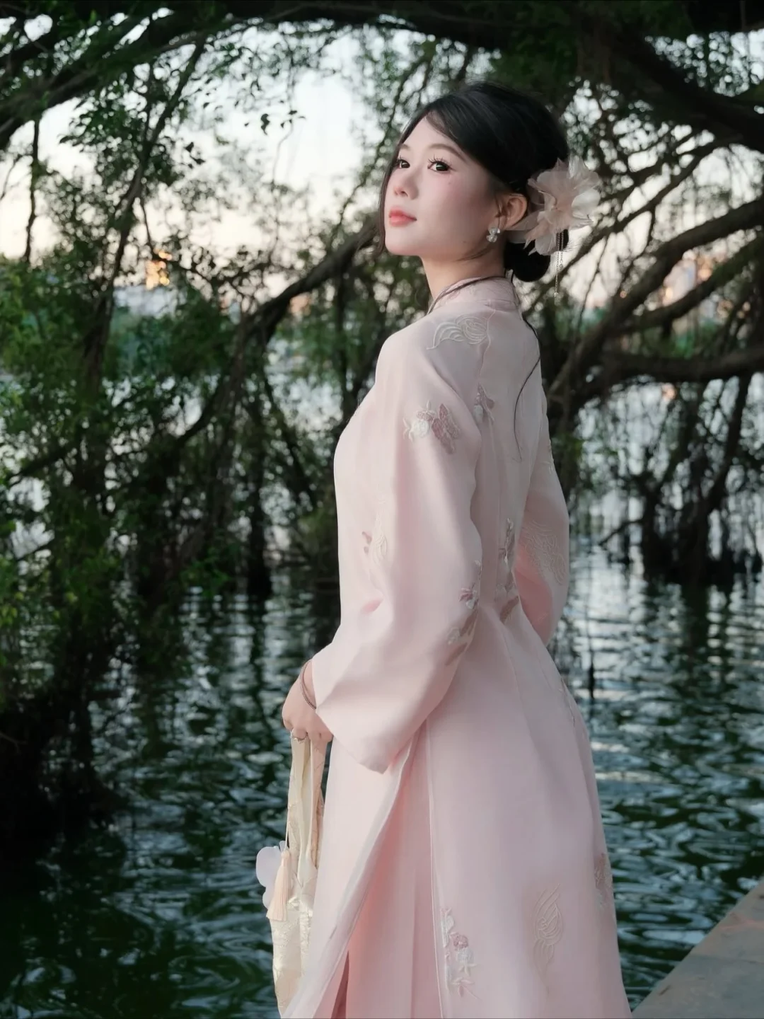 Ảnh 4 của Áo dài tơ thêu Ngọc Vân hồng pastel