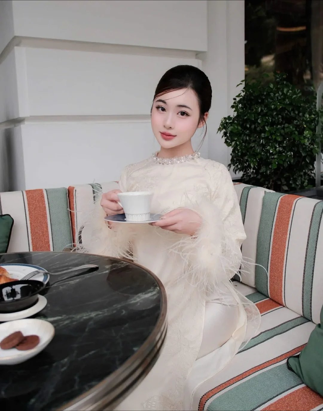 Photo 8 of Áo dài Uyển Ân trắng lông vũ Maison Havu