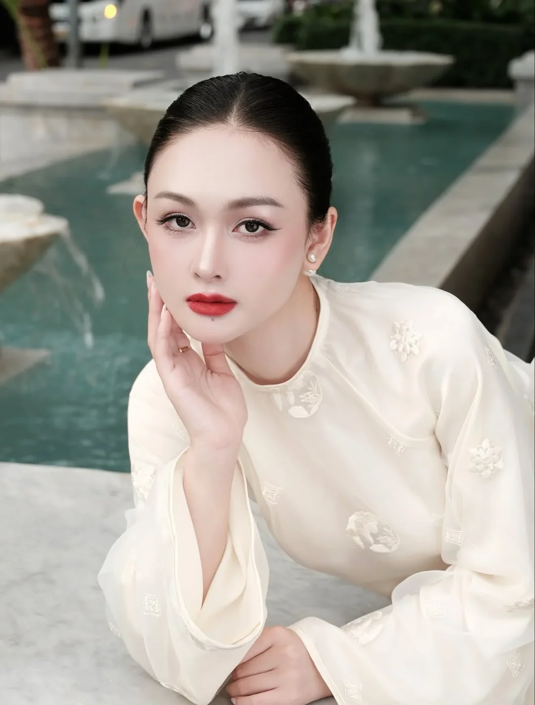 Ảnh 4 của Áo dài Nguyệt Linh thêu hoa trắng kem