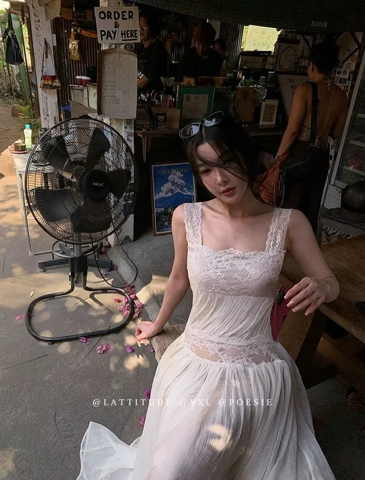 Photo 5 of Đầm maxi trắng phối ren hở lưng Lattitude
