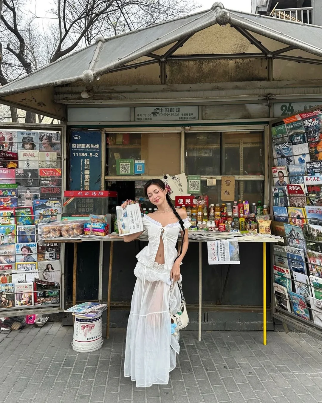 Photo 7 of Set áo trễ vai chân váy trắng nữ