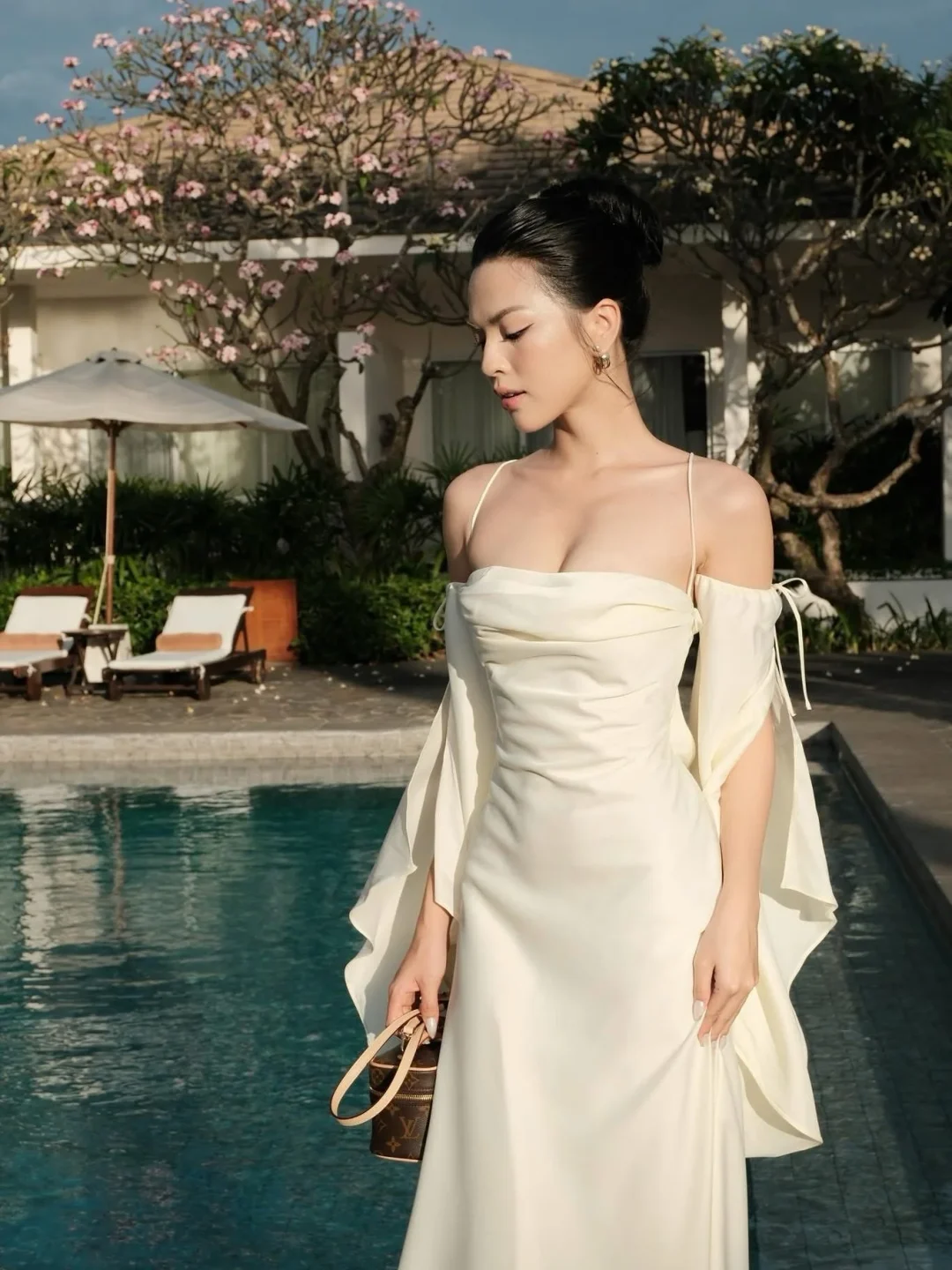 Ảnh 1 của Váy Fleur lụa kem trễ vai nữ