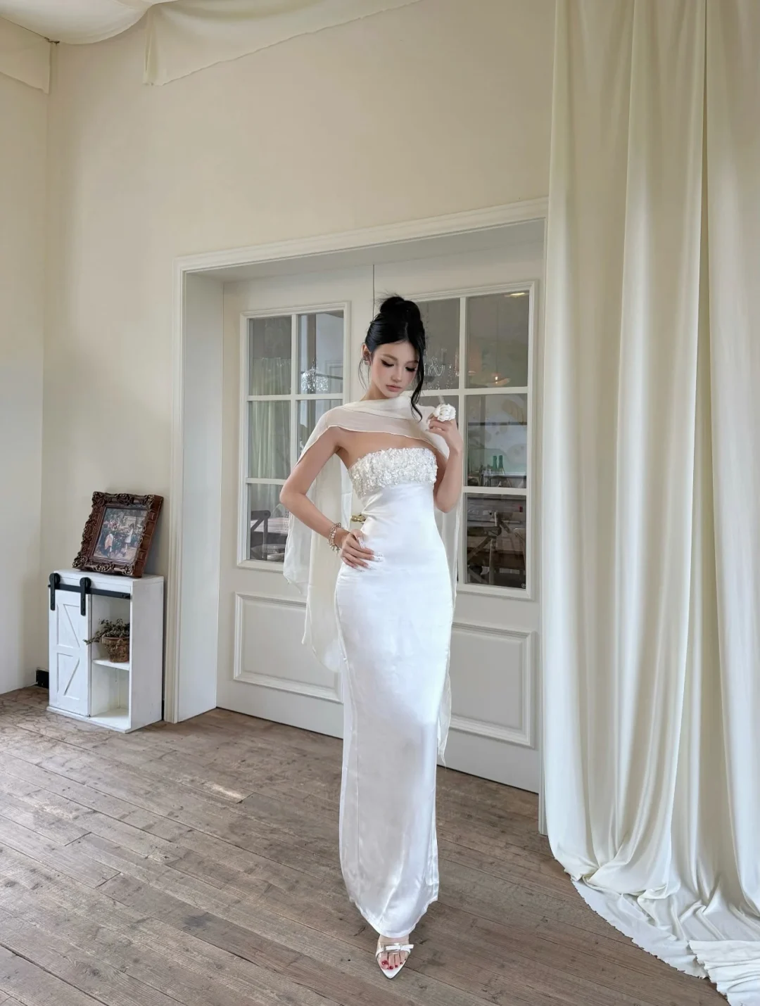 Photo 9 of Váy lụa kem đính sequin quấn khăn
