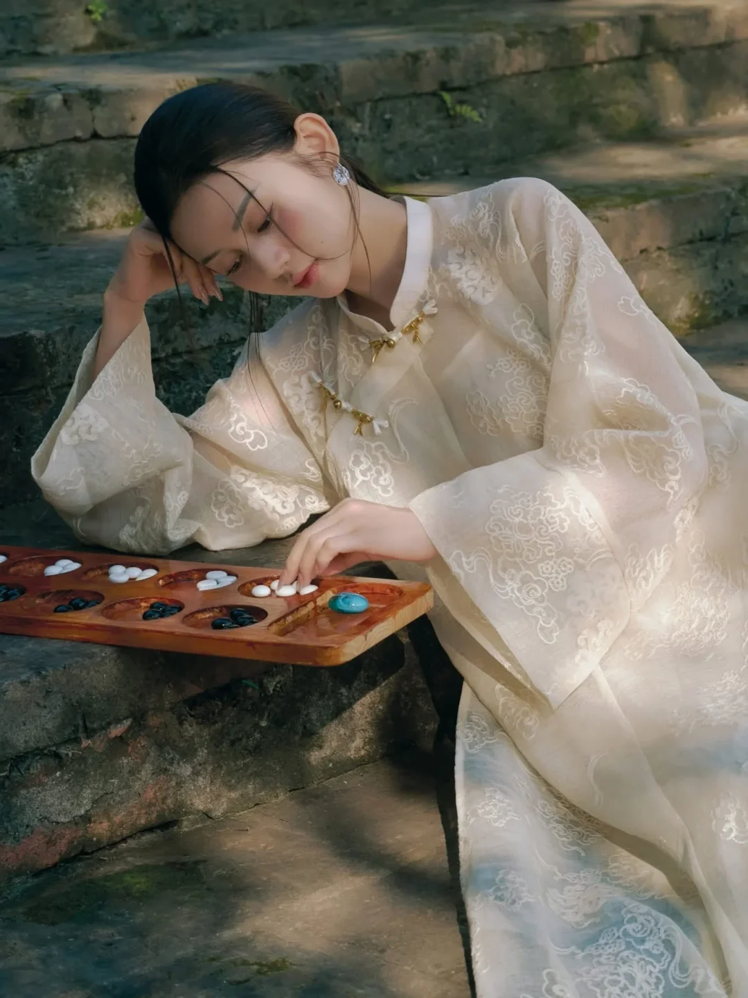 Photo 1 of Áo dài ngũ thân Kiều Khổng Tiêu Dao trắng kem