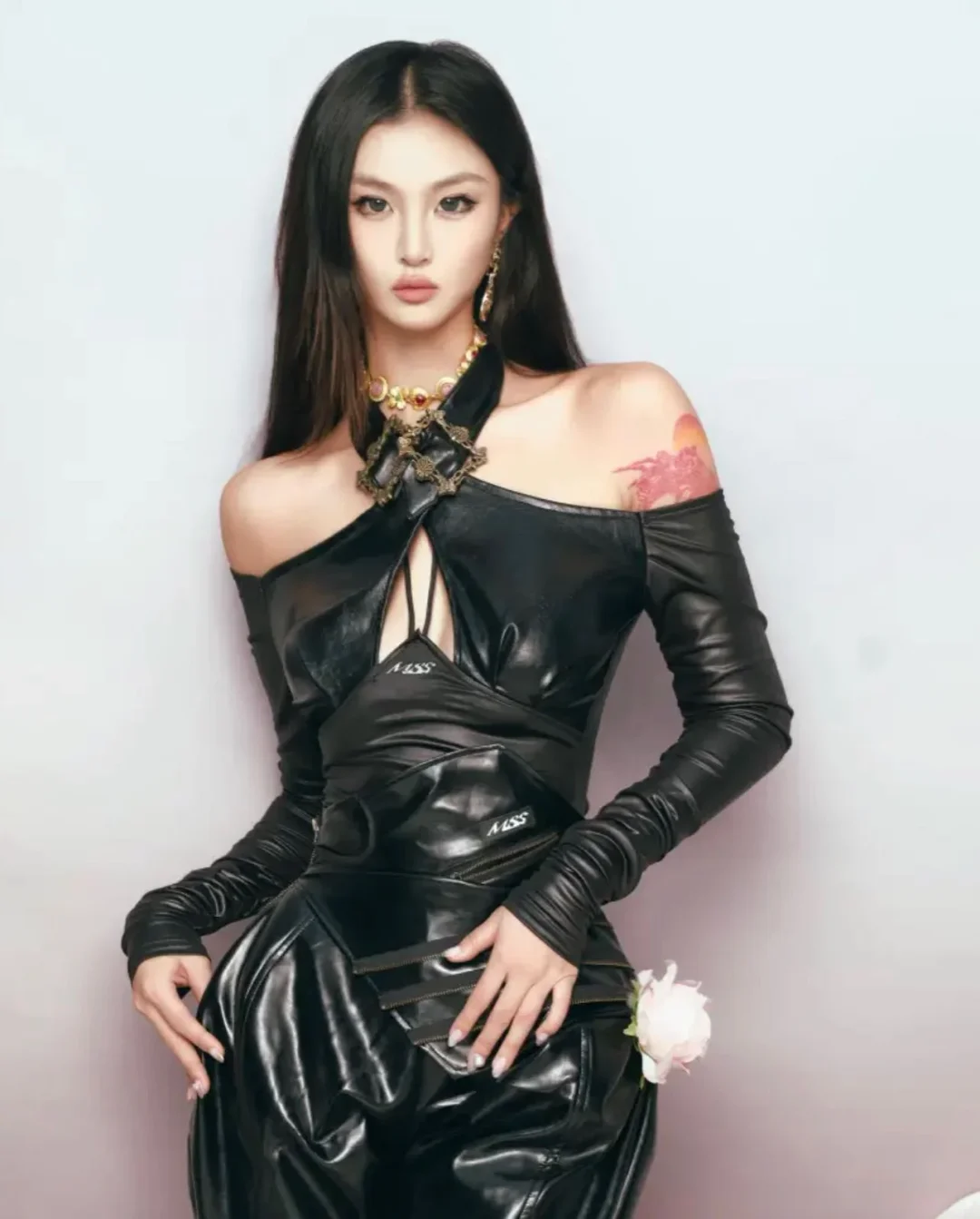 Photo 1 of Jumpsuit da đen đan chéo off-shoulder nữ