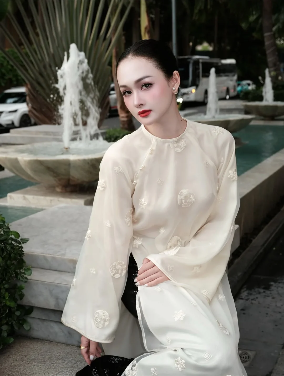 Ảnh 5 của Áo dài Nguyệt Linh thêu hoa trắng kem