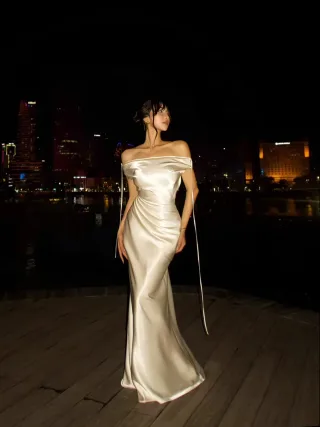 Ảnh 1 của Váy dạ hội lụa satin trễ vai trắng kem