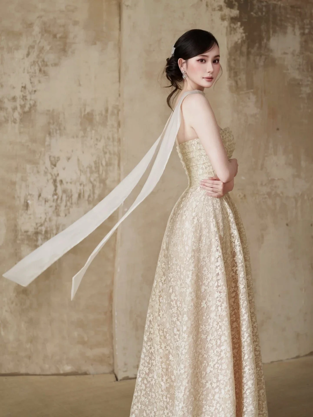 Photo 4 of Váy dạ hội Renee ren hoa vàng nhạt