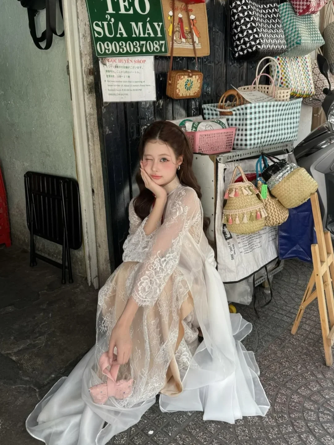 Photo 5 of Áo dài ren kem phối áo choàng voan nữ
