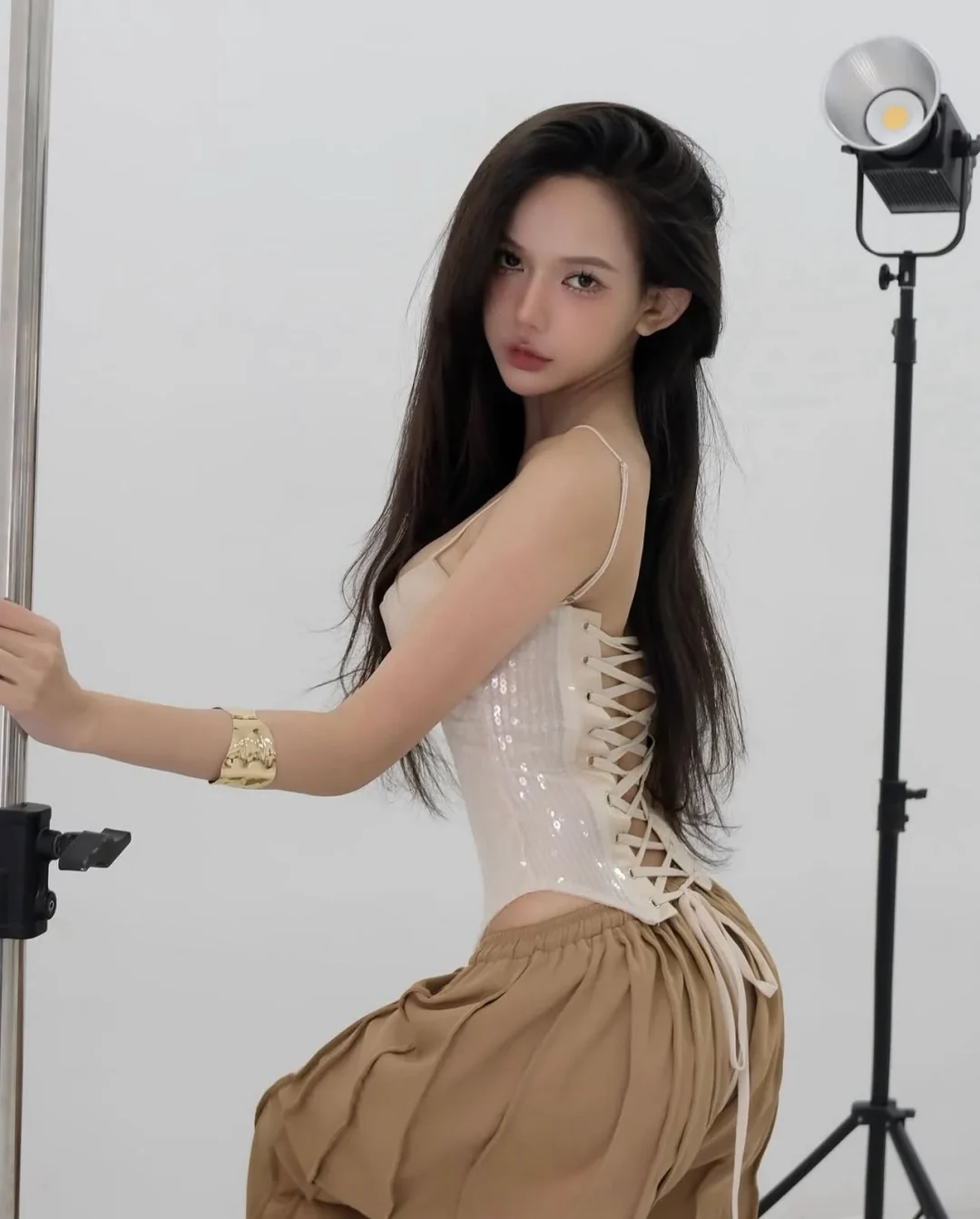 Photo 7 of Set Corset Lấp Lánh Be Kèm Quần Ống Rộng Nâu